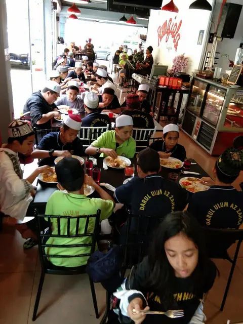 Jamuan Makan Bersama Tahfiz dan Anak-Anak Yatim Darul Ulum Az Zahra di Ramziela's TTDI - foto 2