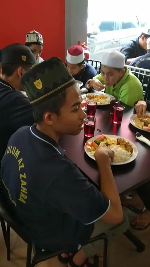 Jamuan Makan Bersama Tahfiz dan Anak-Anak Yatim Darul Ulum Az Zahra di Ramziela's TTDI - foto 4