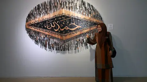 Lawatan Kakitangan Yayasan TAAT Ke Pameran Seni Khat Intima'i Ramadhan (Dengan Kerjasama Yayasan TAAT) Yang Berlangsung Di Muzium Seni Asia, Universiti Malaya. - foto 3