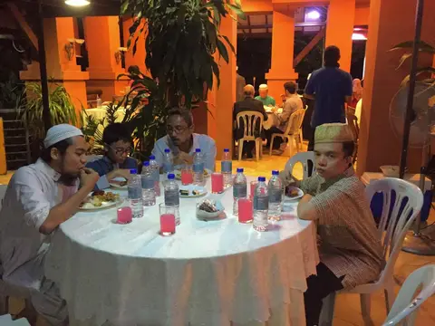Majlis Berbuka Puasa 2018 Bersama  Anak Yatim Dan Pelajar Tahfiz Di Kediaman Pengasas Yayasan TAAT - foto 10