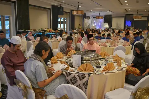 Majlis Iftar Bersama Anak-Anak Yatim Di KLGCC 2012 - foto 2