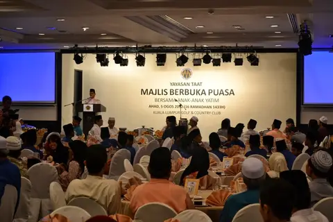 Majlis Iftar Bersama Anak-Anak Yatim Di KLGCC 2012 - foto 3