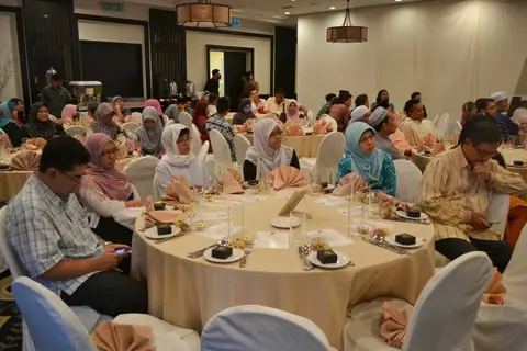 Majlis Iftar Bersama Anak-Anak Yatim Di KLGCC 2012 - foto 4