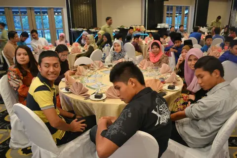 Majlis Iftar Bersama Anak-Anak Yatim Di KLGCC 2012 - foto 5