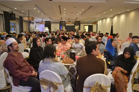 Majlis Iftar Bersama Anak-Anak Yatim Di KLGCC 2012 - foto 6