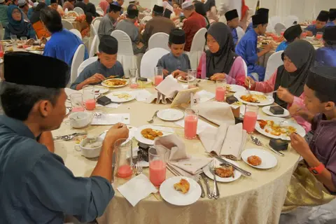Majlis Iftar Bersama Anak-Anak Yatim Di KLGCC 2012 - foto 8