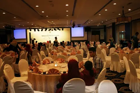 Majlis Iftar Bersama Anak-Anak Yatim Di KLGCC 2012 - foto 11