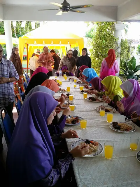 Majlis Pengagihan Zakat Kepada Anak-Anak Yatim Anjuran Bersama SMK Tengku Ismail, Sg Petani, Kedah - foto 11