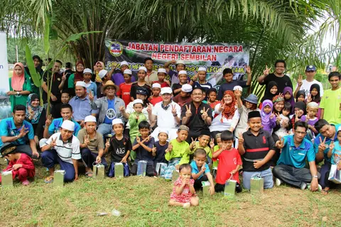 Majlis Gotong-Royong Bersama Jabatan Pendaftaran Negara Di Tapak Komplek Anak Yatim Yayasan TAAT dalam "Kempen Penanaman Sejuta Pokok"