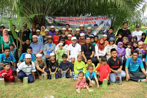 Majlis Gotong-Royong Bersama Jabatan Pendaftaran Negara Di Tapak Komplek Anak Yatim Yayasan TAAT dalam "Kempen Penanaman Sejuta Pokok" - foto 2