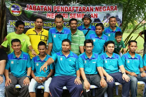 Majlis Gotong-Royong Bersama Jabatan Pendaftaran Negara Di Tapak Komplek Anak Yatim Yayasan TAAT dalam "Kempen Penanaman Sejuta Pokok" - foto 3