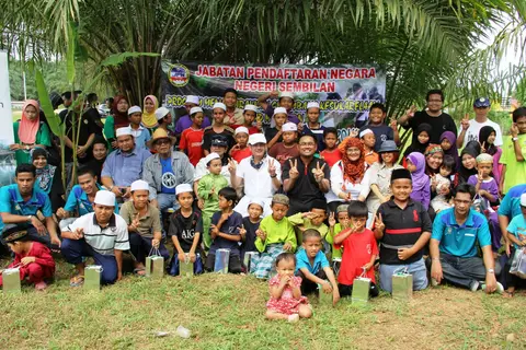 Majlis Gotong-Royong Bersama Jabatan Pendaftaran Negara Di Tapak Komplek Anak Yatim Yayasan TAAT dalam "Kempen Penanaman Sejuta Pokok" - foto 4