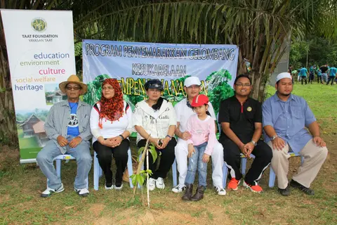 Majlis Gotong-Royong Bersama Jabatan Pendaftaran Negara Di Tapak Komplek Anak Yatim Yayasan TAAT dalam "Kempen Penanaman Sejuta Pokok" - foto 6