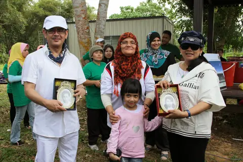 Majlis Gotong-Royong Bersama Jabatan Pendaftaran Negara Di Tapak Komplek Anak Yatim Yayasan TAAT dalam "Kempen Penanaman Sejuta Pokok" - foto 7