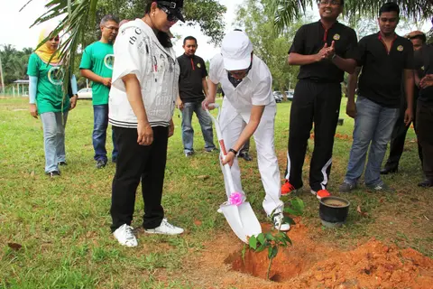 Majlis Gotong-Royong Bersama Jabatan Pendaftaran Negara Di Tapak Komplek Anak Yatim Yayasan TAAT dalam "Kempen Penanaman Sejuta Pokok" - foto 9