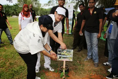 Majlis Gotong-Royong Bersama Jabatan Pendaftaran Negara Di Tapak Komplek Anak Yatim Yayasan TAAT dalam "Kempen Penanaman Sejuta Pokok" - foto 10