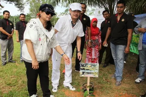 Majlis Gotong-Royong Bersama Jabatan Pendaftaran Negara Di Tapak Komplek Anak Yatim Yayasan TAAT dalam "Kempen Penanaman Sejuta Pokok" - foto 11