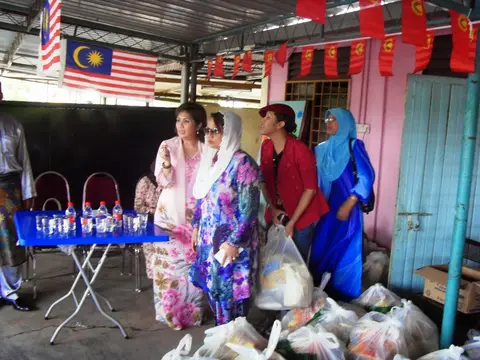 Bantuan Kepada Mangsa Banjir Di Sg Petani, Kedah - foto 10