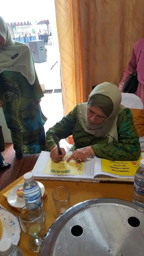 Penaung Yayasan TAAT Tunku Faezah Tunku Idris Menjadi Tetamu Kehormat Dalam Majlis Sambutan Jubli Perak Di SMK TS Tunku Ismail Sg Petani, Kedah - foto 6
