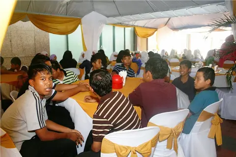 Majlis Iftar Bersama Anak-anak Yatim Jemputan Di Kafe d'One - foto 5