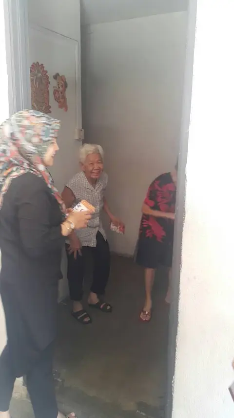 Sumbangan Hamper CNY Kepada Rumah Warga Emas PPR Seri Semarak - foto 9