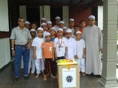 Sumbangan Kotak Ramadhan (Ramadhan Box) Yayasan TAAT kepada Madrasah Tahfiz Al-Yamani di Seri Menanti