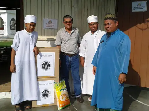 Sumbangan Kotak Ramadhan (Ramadhan Box) Yayasan TAAT kepada Madrasah Tahfiz Al-Yamani di Seri Menanti - foto 4