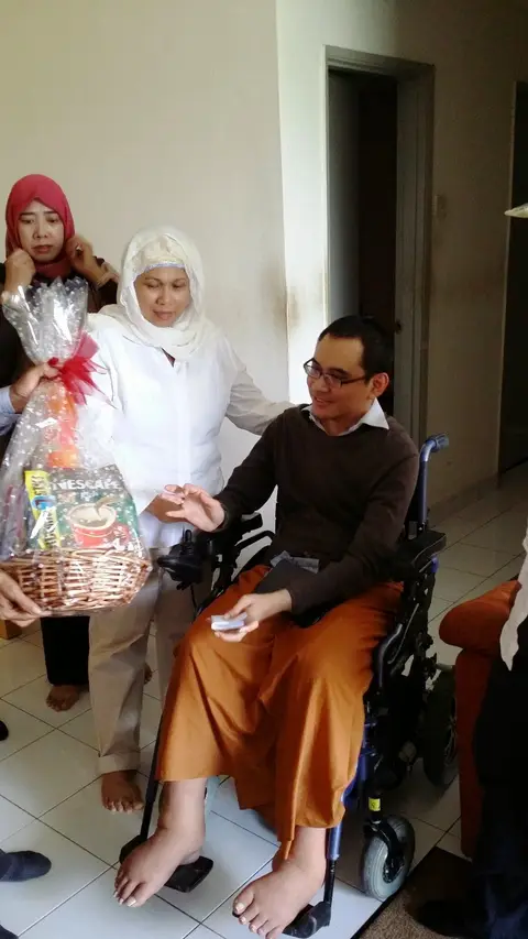 Ziarah Dan Penyampaian Sumbangan Kepada Fadzli Fadhilah, Pesakit ALS - foto 3