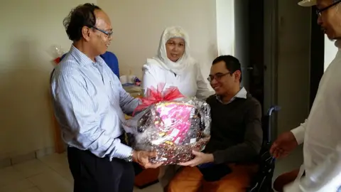 Ziarah Dan Penyampaian Sumbangan Kepada Fadzli Fadhilah, Pesakit ALS - foto 4